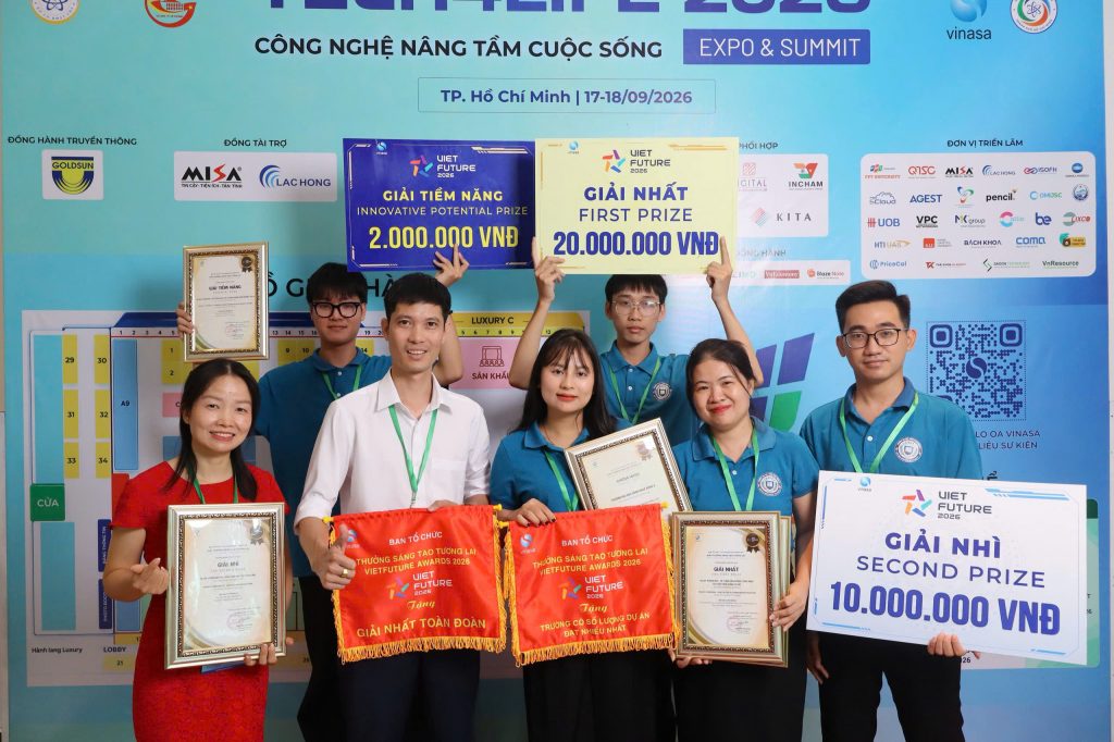 Đại diện các đội sinh viên cùng các thầy cô hướng dẫn của Khoa Công nghệ Thông tin EAUT tại cuộc thi VietFuture Award 2026.